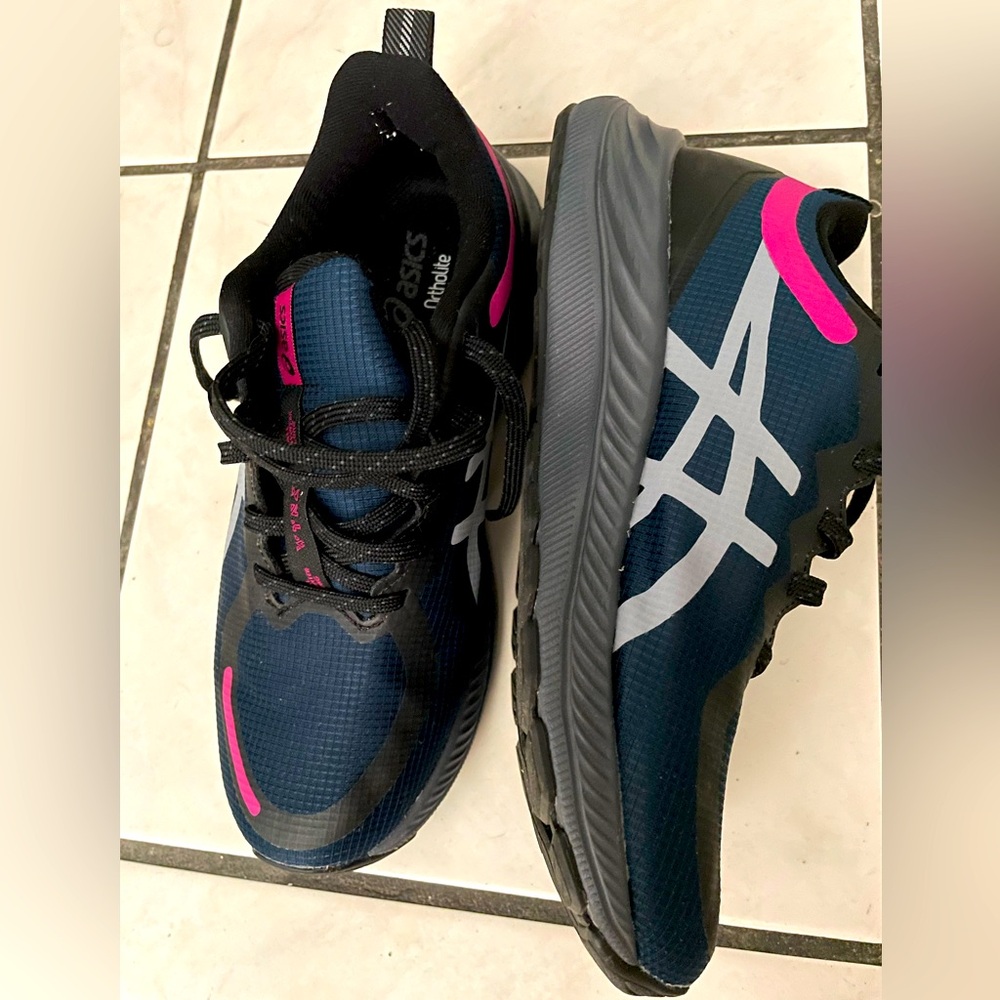 Athletic shoes